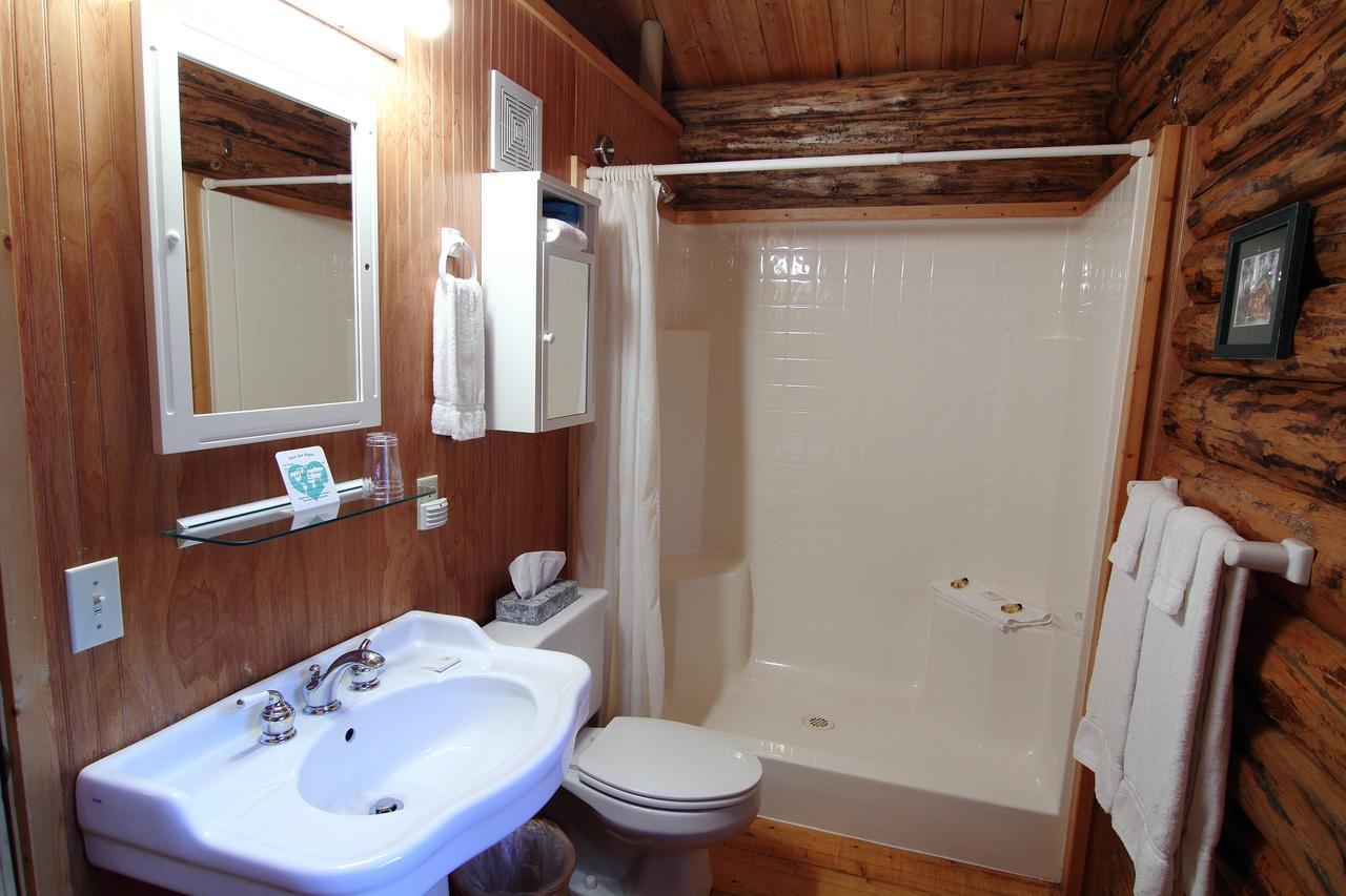Silverwolf Log Chalets Coram Exterior foto