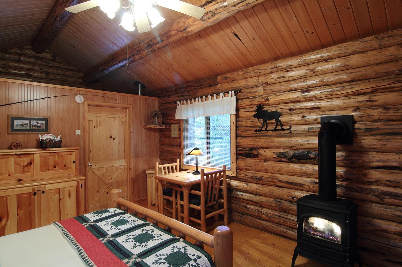 Silverwolf Log Chalets Coram Exterior foto